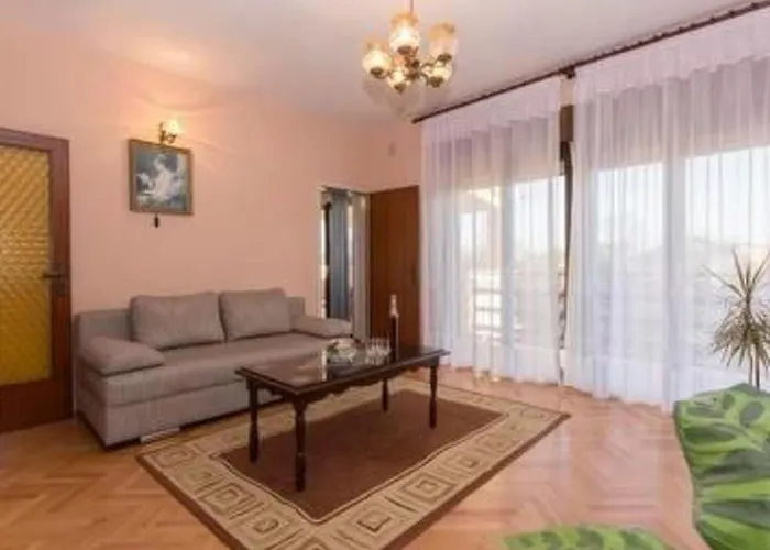 Mit Privater Terrasse By Interhome